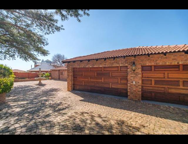 6 BEDROOM HOUSE FOR SALE IN RUIMSIG